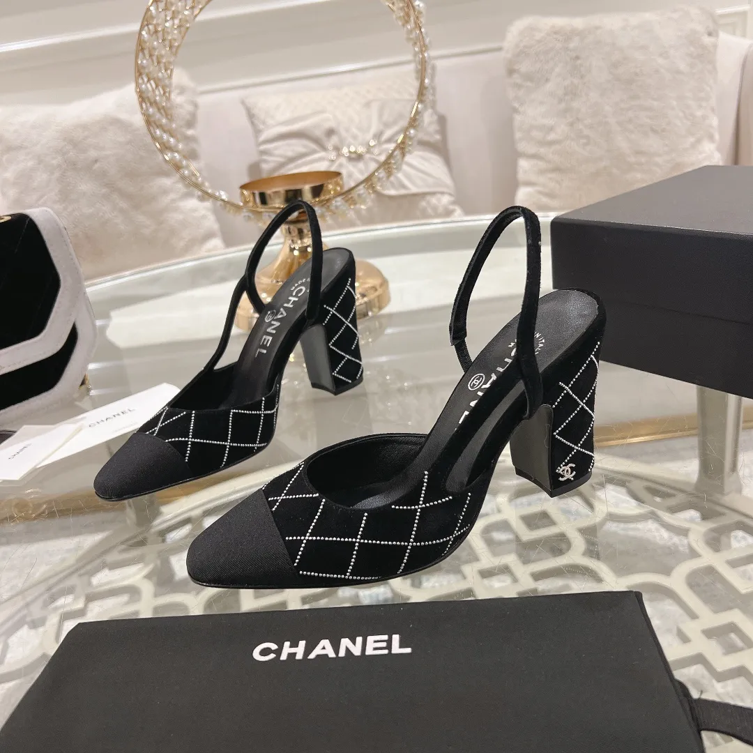 💕💕Factory direct selling price p540💕💕 CHANEL Xiangjia 25vs spring and summer new fashion sandals series... Chanel is a very comprehensive noble fashion lifestyle brand. The same models are sold by major fashion bloggers and celebrities in Hong Kong, the United States, and other countries. They are simply beautiful. I fall in love with elegance and the playful sense of the future. I want to own them right away just by looking at them. But you can really think about a pair of exquisite high heels. This series is specially designed for extraordinary and indifferent ladies to create a unique overall effect. CHANEL designs products that inspire women to move forward and highlight their charm... 1️⃣Material: original customized high mercerized sheepskin 2️⃣Inner lining: original customized imported sheepskin 3️⃣Feet: original customized imported sheepskin 4️⃣Outsole: genuine leather sole imported from Italy 5️⃣Heel height: 2.5cm/6.5cm/9cm 6️⃣Number: 34-43 (34.40.41.42.43 customized is not returnable) 7️⃣Packaging: The latest and exquisite full set of packaging at the counter